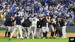 Los Yankees de Nueva York festejan tras derrotar 3-1 a los Reales de Kansas City para ganar la serie divisional de la Liga Americana, el jueves 10 de octubre de 2024 (AP Foto/Reed Hoffmann)