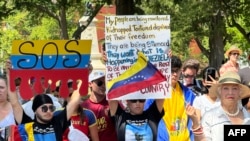 Manifestantes en Washington, DC, protestan contra las irregularidades en las elecciones presidenciales de Venezuela, el 3 de agosto de 2024. (AFP/Daniel Slim).