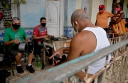 La gente espera ser atendida en un taller privado de reparación de electrodomésticos, en La Habana. (Yamil LAGE / AFP)