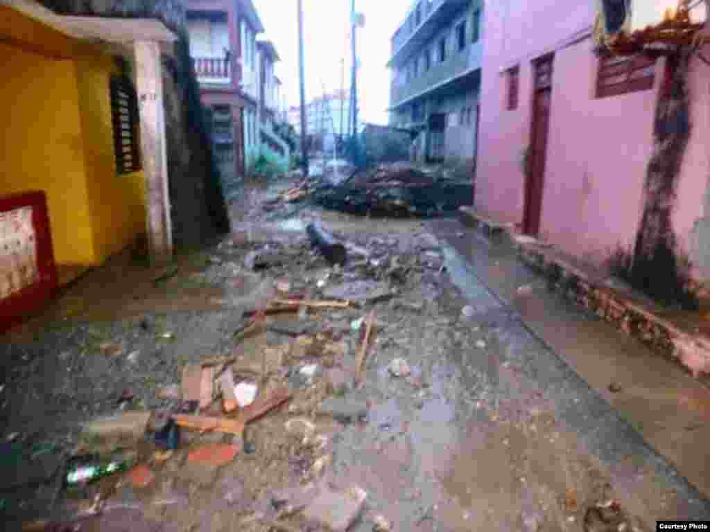 Zona afectada por las penetraciones del mar en el Malecón de Baracoa. Facebook Radio Baracoa