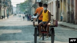 Escena captada la mañana del miércoles en una calle de La Habana (Yamil Lage/AFP).