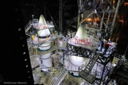 Los cohetes impulsores del Sistema de Lanzamiento Espacial están completamente montados en el Centro Espacial Kennedy de la NASA en Florida. (NASA/Isaac Watson).