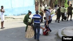 La policía política reprime a Damas de Blanco, en Lawton, La Habana. (Foto: Angel Moya)