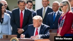 Trump firma decreto para expandir oportunidades a hispanos