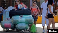 Cubanos residentes en EEUU arriban cargados de equipaje al aeropuerto de La Habana. (Archivo)