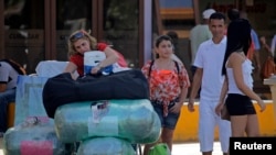 Cubanos residentes en EEUU arriban cargados de equipaje al aeropuerto de La Habana. (Archivo)