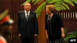 Bachelet en Cuba durante una visita realizada en el 2018 donde fue recibida por el gobernante Raúl Castro. Foto Archivo