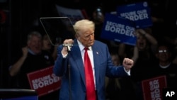 Donald Trump baila en el escenario durante un mitin de campaña en el Findlay Toyota Arena, en Prescott Valley, Arizona. (AP Photo/Rodrigo Abd)