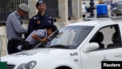 Archivo - La policía en La Habana detiene a "'Omar", un cubano que cobra a los turistas por retratarse con él. 