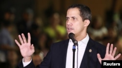 Foto de Archivo. Juan Guaidó, habla a sus seguidores en la Plaza Bolívar, en Chacao, el 11 de febrero del 2020.