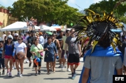 Vista de los asistentes al Carnaval de la Calle Ocho en La Pequeña Habana