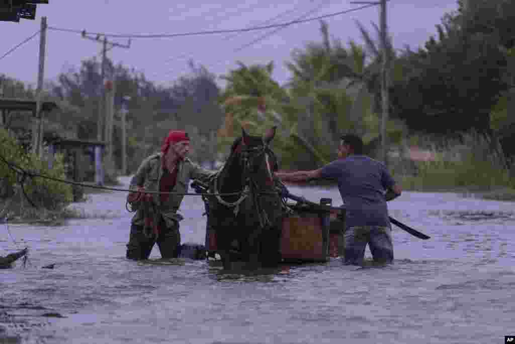 Una calle inundada tras el paso del huracán Helene en Guanimar, provincia de Artemisa, el 25 de septiembre de 2024. (Foto AP/Ramon Espinosa)