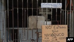 Un cartel alerta sobre el uso de mascarillas por el coronavirus en La Habana, Cuba, el 19 de mayo del 2020.