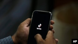 Un hombre abre la aplicación TikTok en su teléfono. (AP/Anjum Naveed, File)