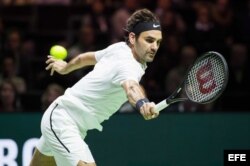 Federer devuelve la pelota a Kohlschreiber.