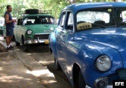 Un hombre espera para abordar un taxi privado.