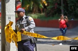 La policía acordona la entrada al hospital tras el incendio.