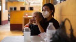 Una migrante hondureña carga a su hija de 5 años en un albergue de la Casa del Migrante en El Ceibo, Guatemala, el 12 de agosto de 2021. Foto: AP/Santiago Billy.