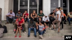 Cubanos esperan en el Centro de Attention Integral de Migrantes en Ciudad Juárez, el 20 de mayo de 2019. 