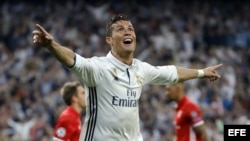 El delantero portugués del Real Madrid, Cristiano Ronaldo, celebra el tercer gol del equipo blanco.