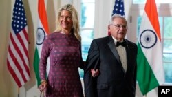 FOTO ARCHIVO. Bob Menendez y su esposa Nadine Menendez en una cena oficial en la Casa Blanca, en junio de 2022. (AP Photo/Jacquelyn Martin, File)