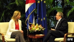 Imagen de la reunión sostenida entre Raúl Castro y la jefa de la diplomacia de la Unión Europea, Federica Mogherini.