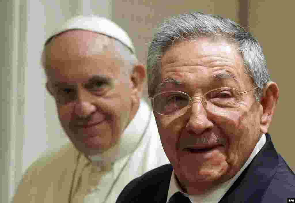 El papa Francisco y Raúl Castro.