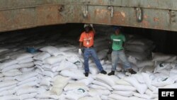 Fotografía donde se ve dos hombres en una bodega del barco de bandera norcoreana Chong Chon Gang en el cual las autoridades de Panamá hallaron "material bélico" procedente de Cuba