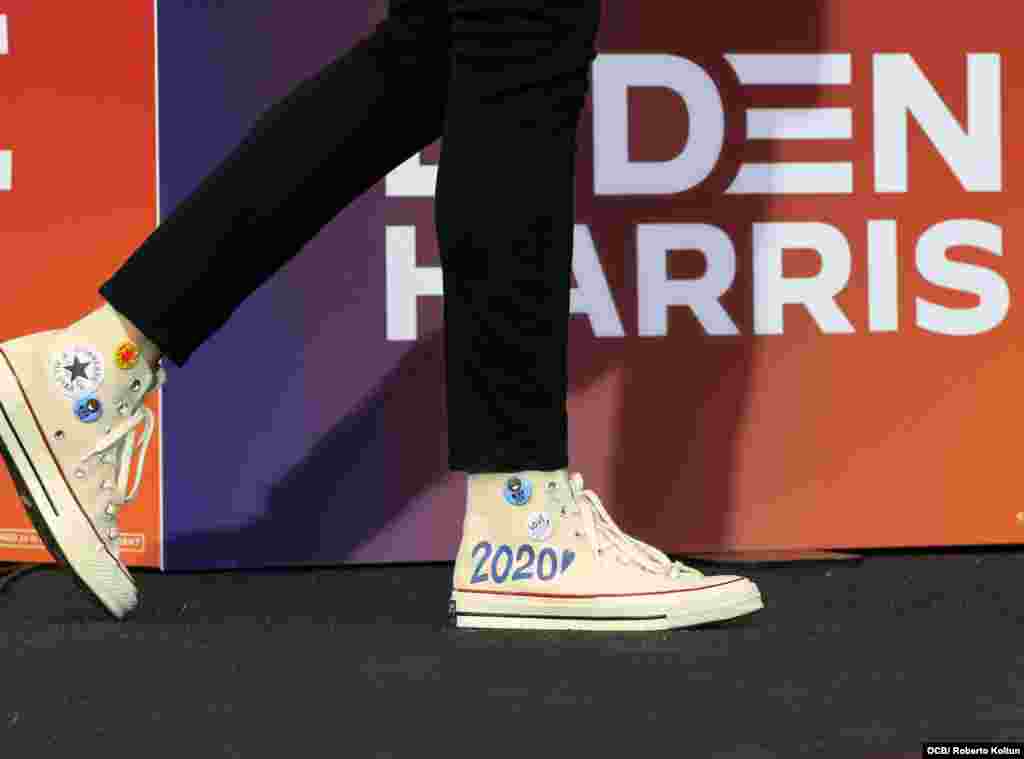 La Candidata a vicepresidenta Kamala Harris usando los famosas zapatilla Converse All Star.