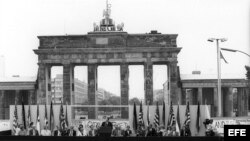 Fotografía de archivo del 12 de junio de 1987 que muestra al presidente de Estados Unidos Ronald Reagan (c) y al canciller alemán Helmut Kohl (der. de Reagan) durante una ceremonia en el lado oeste del Muro de Berlín (Alemania).