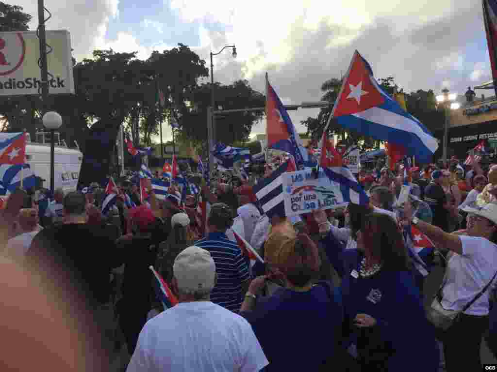 Cubanos desbordan la Calle 8 de la Pequeña Habana, en Miami, en una concentración por la libertad de Cuba.