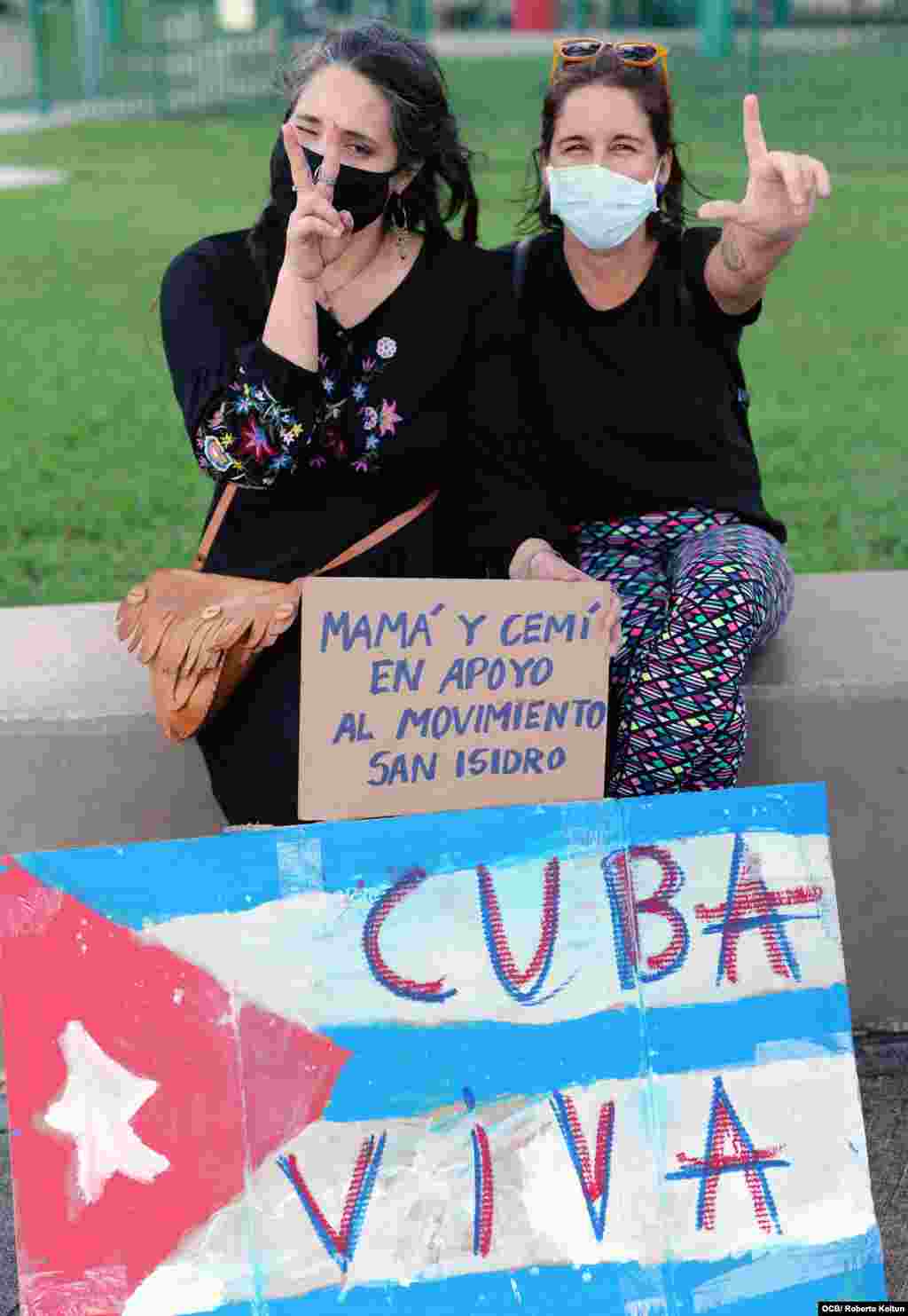 Manifestación de apoyo al Movimiento San Isidro en la ciudad de Miami. Betzabet Consuegra y su amiga Noeli Morejón durante la protesta de apoyo a los opositores cubanos en la isla.&nbsp;