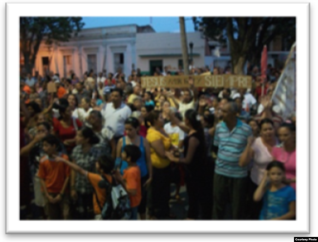 Pastores por el Cambio salen a predicar el Evangelio en lugares p&uacute;blicos de la localidad de Bayamo done en varias ocasiones las autoridades locales los han detenido y amenazado con sancionarlos por&nbsp; &quot;desorden p&uacute;blico&quot;.