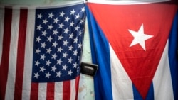 Las banderas de EEUU y Cuba cuelgan de un muro en La Habana. (AP Photo/Ramon Espinosa)