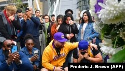 Un memorial en homenaje a Kobe Bryant, en Los Angeles. (Frederic J. Brown/AFP)