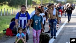 La caravana en Huehuetan, México, el martes 31 de octubre de 2023, mientras se dirigen a la frontera con Estados Unidos. (Foto AP/Edgar Clemente)