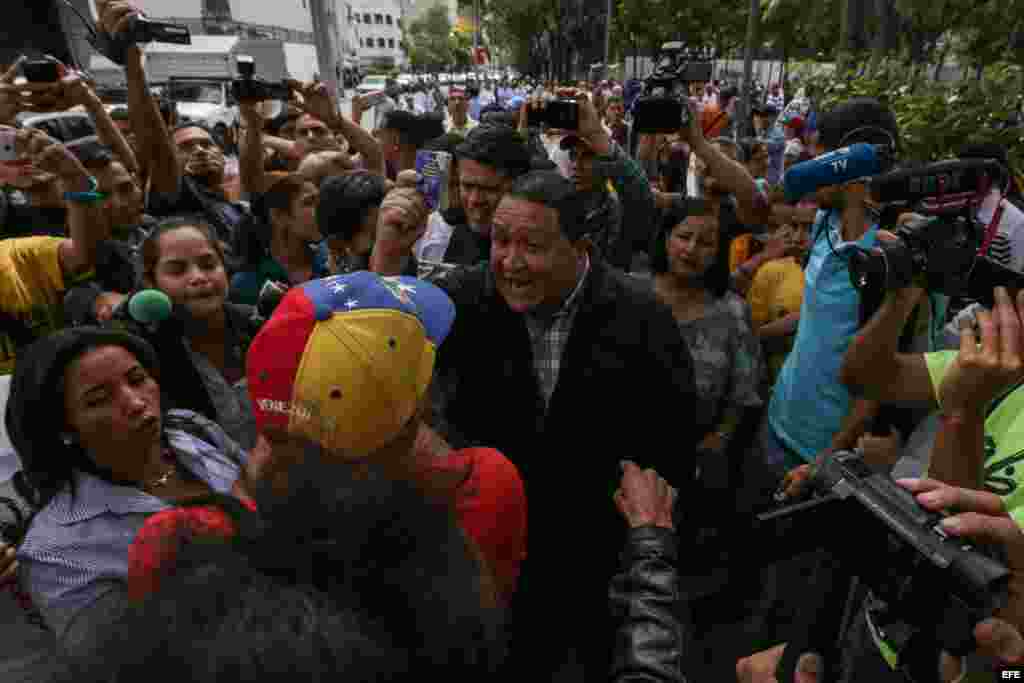 Opositores al Gobierno de Nicolás Maduro se manifiestan en rechazo a la decisión del Tribunal Supremo de asumir las competencias del Parlamento, hoy, viernes 31 de marzo de 2017, en Caracas (Venezuela). El Tribunal Supremo de Justicia (TSJ) de Venezuela d