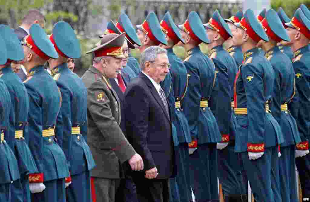 Raúl Castro en un desfile militar durante una ceremonia de homenaje en la Tumba del Soldado Desconocido cerca de los muros del Kremlin en Moscú, Rusia.