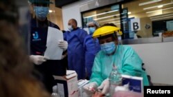 Pruebas para detectar el coronavirus en Buenos Aires.REUTERS/Agustin Marcarian