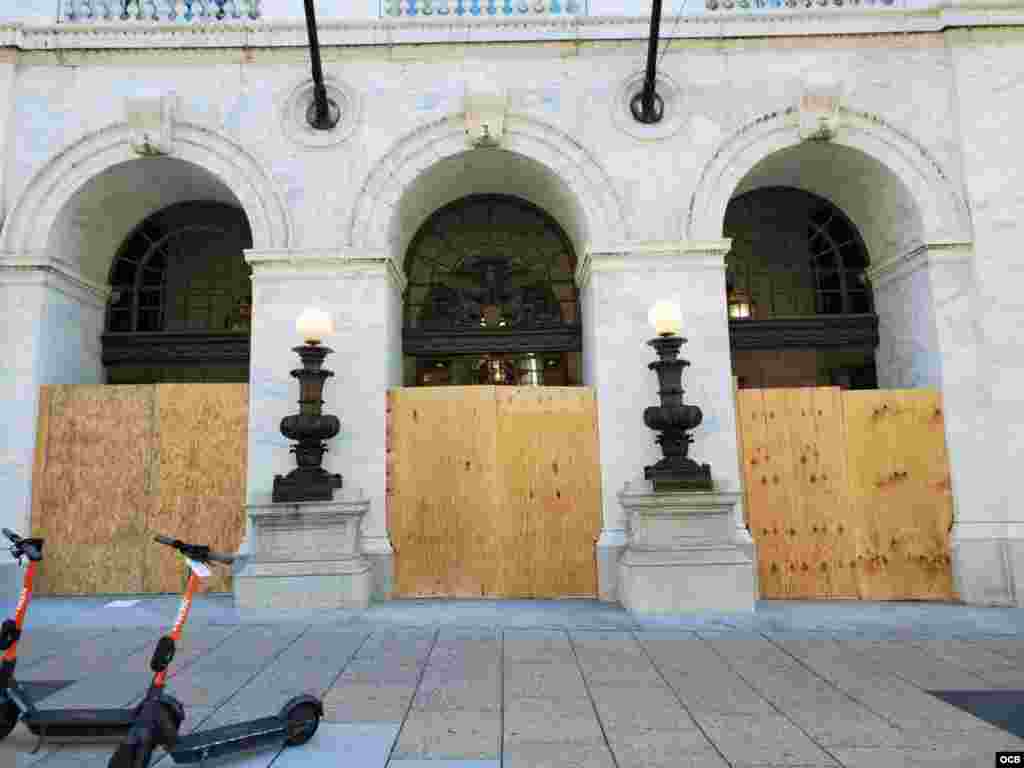 Edificios gubernamentales con sus fachadas, persianas y puertas con tablas de madera.