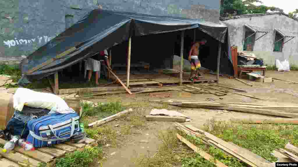 Un viejo al macén sirve de albergue a centenares de cubanos en Turbo, Colombia.