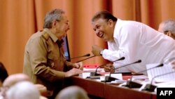 Raúl Castro conversa con Marino Murillo.