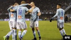 El delantero sueco del Celta de Vigo John Guidetti (c) celebra el primer gol de su equipo contra el Real Madrid.