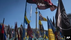 Banderas con los nombres de los soldados muertos se exhiben en un monumento improvisado para los soldados ucranianos caídos en la guerra ruso-ucraniana durante el Día de la Independencia de Ucrania / Foto AP/Efrem Lukatsky