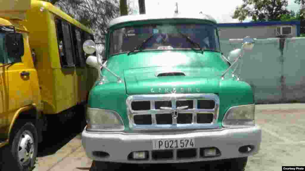 Camioneta Lincoln de 16 pasajeros. Son preferidas por los usuarios pues hace los viajes más cortos y menos tortuosos. Foto Cortesía de Yoandris Montoya.