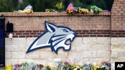 Flores en la entrada de la escuela secundaria Apalachee, en Winder, Georgia, en homenaje a las víctimas de un tiroteo en la escuela. (Arvin Temkar/Atlanta Journal-Constitution vía AP)