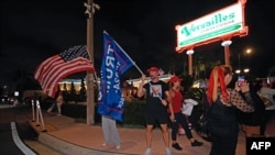 Partidarios del expresidente estadounidense y candidato presidencial republicano Donald Trump se reúnen frente al restaurante cubano Versailles en Miami, Florida, el 5 de noviembre de 2024. (Foto de Silvio CAMPOS / AFP)