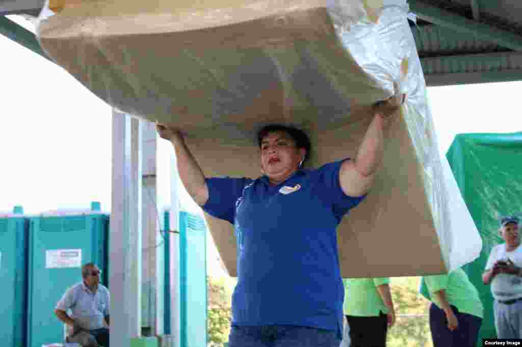 Distribución de colchones en los albergues para cubanos en Costa Rica.