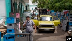 FOTO ARCHIVO. El trasiego en el Mercabal, un mercado mayorista en La Habana. AP Photo/Ismael Francisco