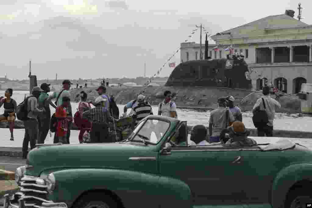 Los cubanos atentos al submarino nuclear ruso Kazán a su entrada al puerto de La Habana, Cuba, el miércoles 12 de junio de 2024